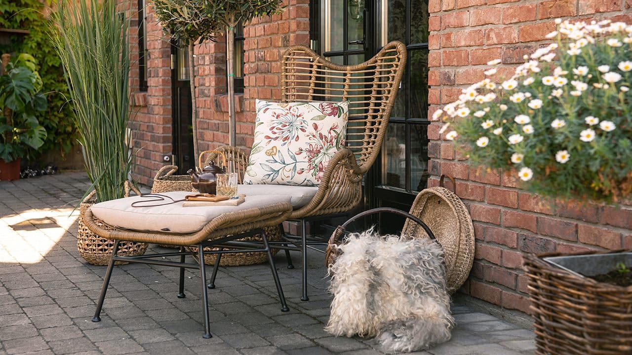 Aaltvedt Rådhus belegningsstein utenfor murhus.