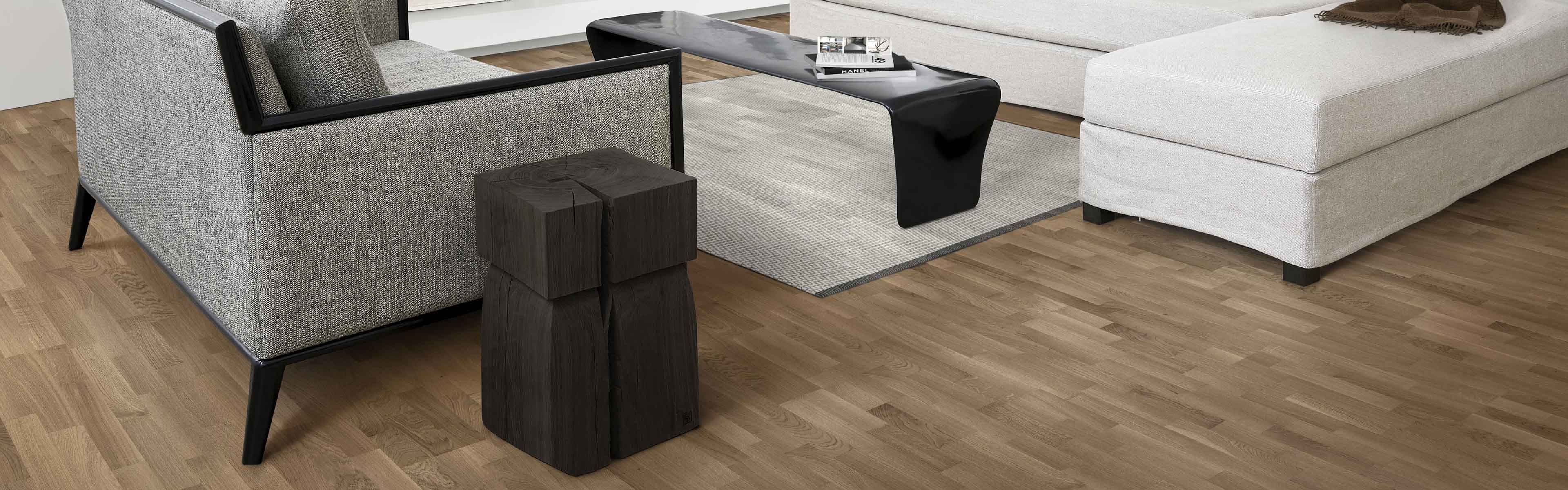 Stue med 3-stavs eikeparkett.