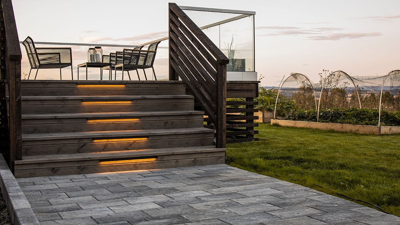 Trapp med utebelysning.