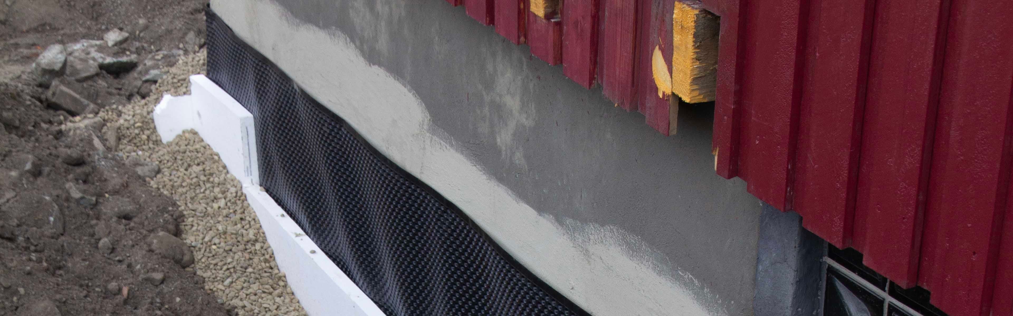 Bilde som viser alle lag for god og riktig drenering rundt hus.