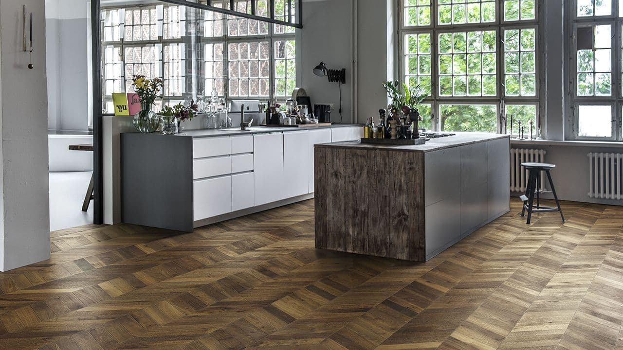 Kjøkken med klassisk fiskebensmønster.