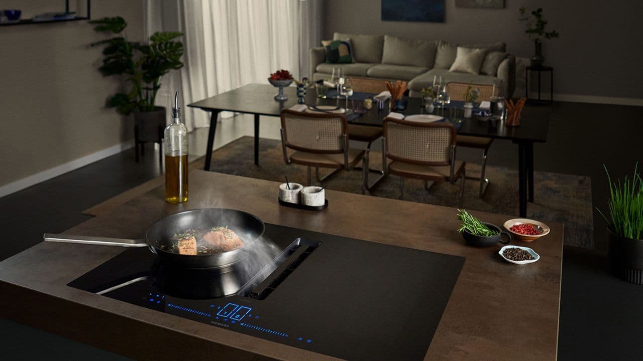 Åpen kjøkkenløning med benkeventilator.