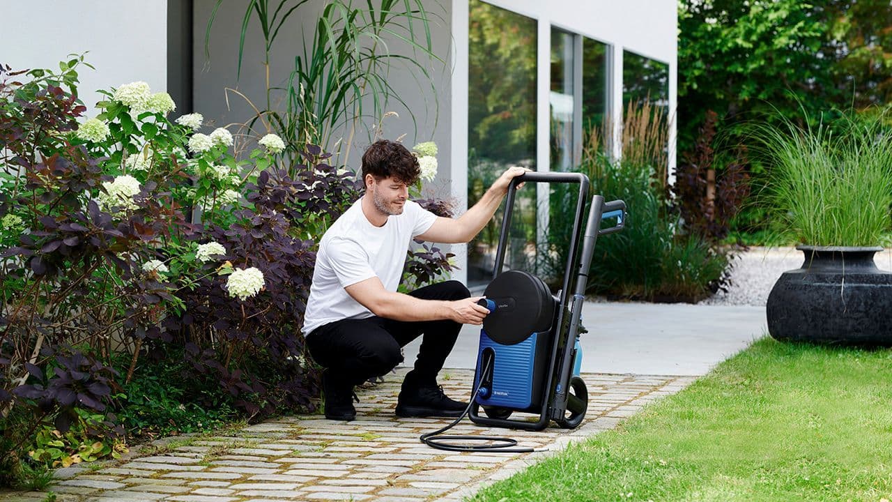 En mann sitter ved siden av et Nilfisk produkt