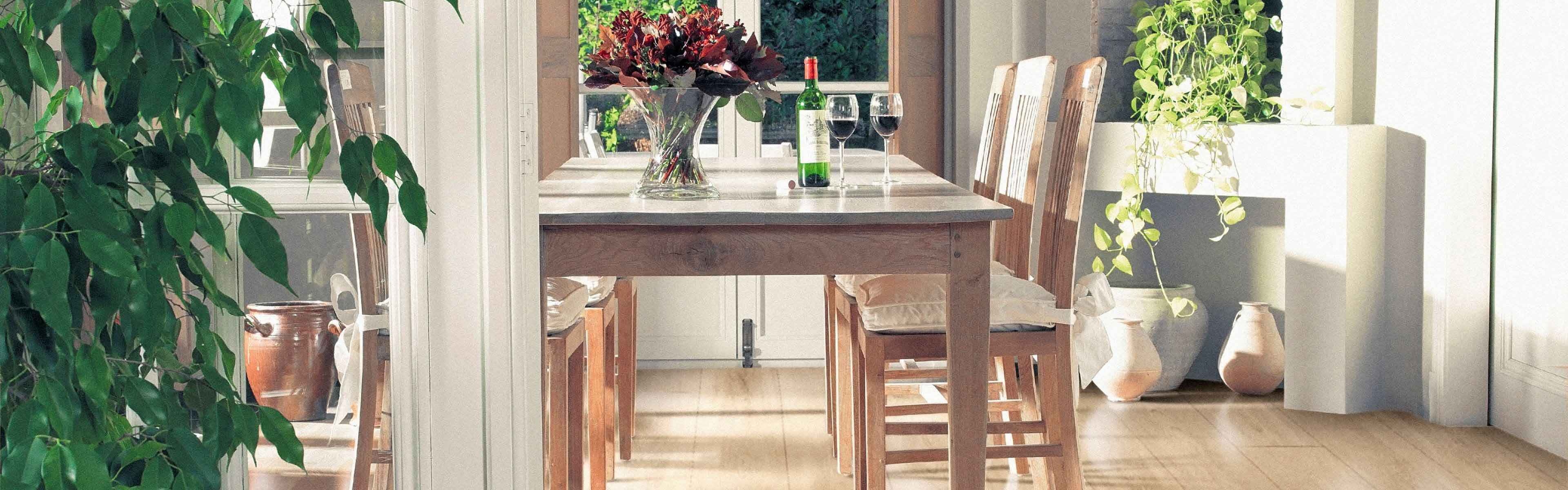 Spisestue med gulv i laminat.