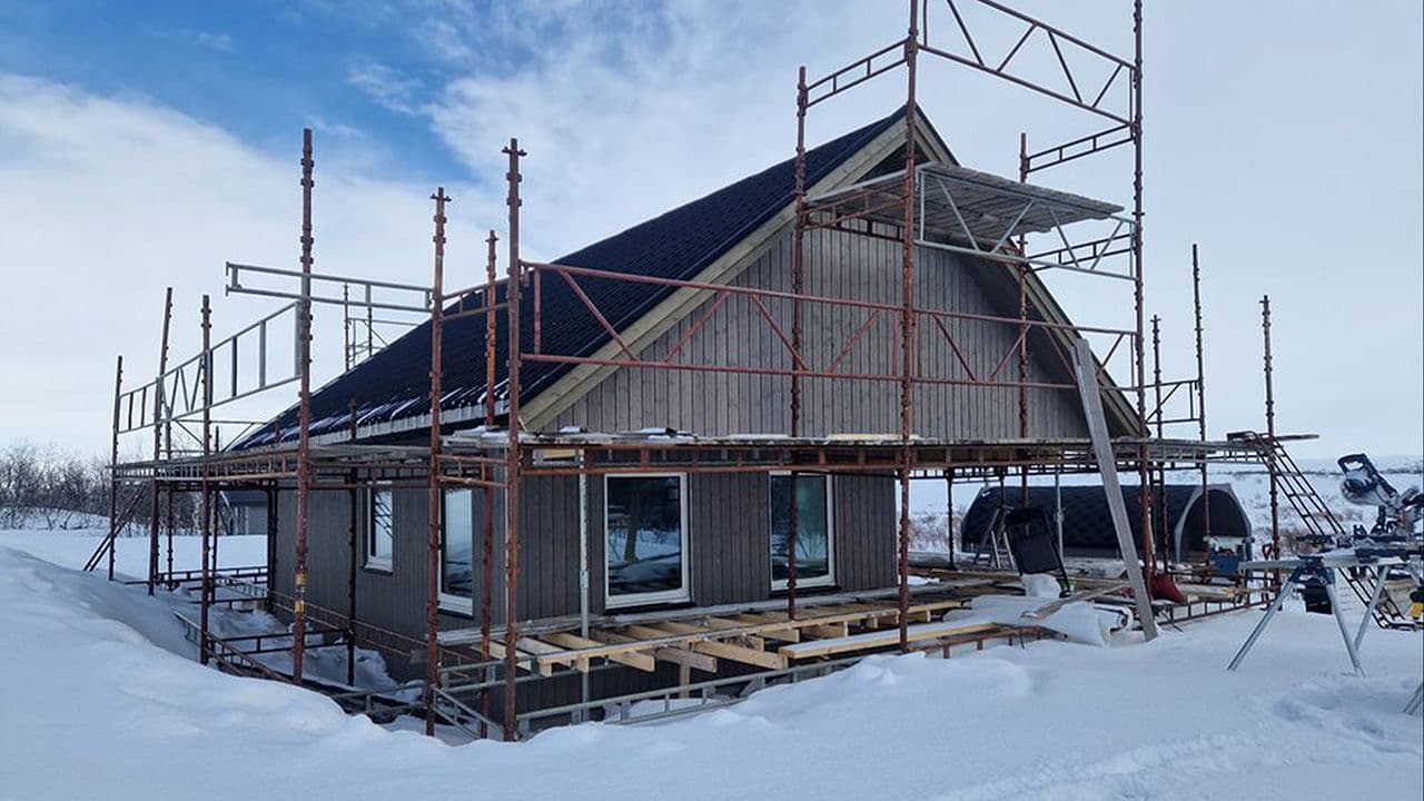 Hytte under arbeid på vinteren på fjellet.