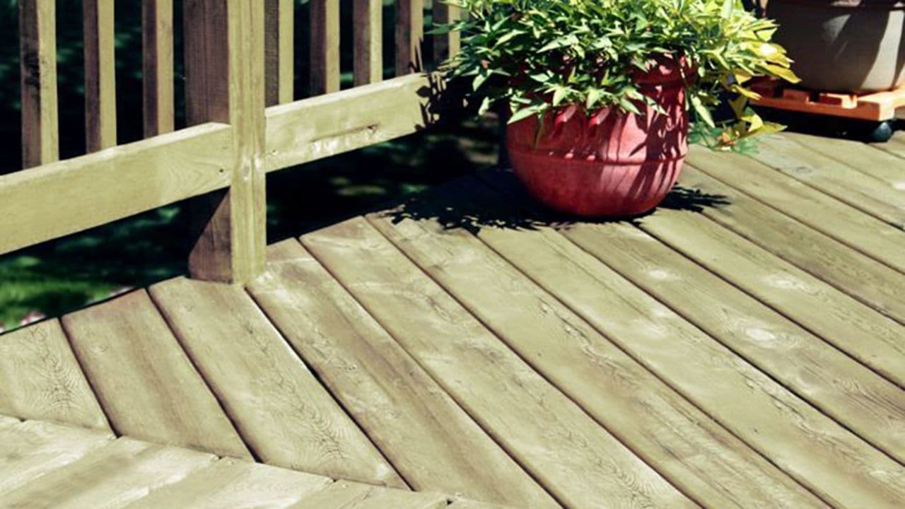 Trykkimpregnerte terrassebord på terrasse.