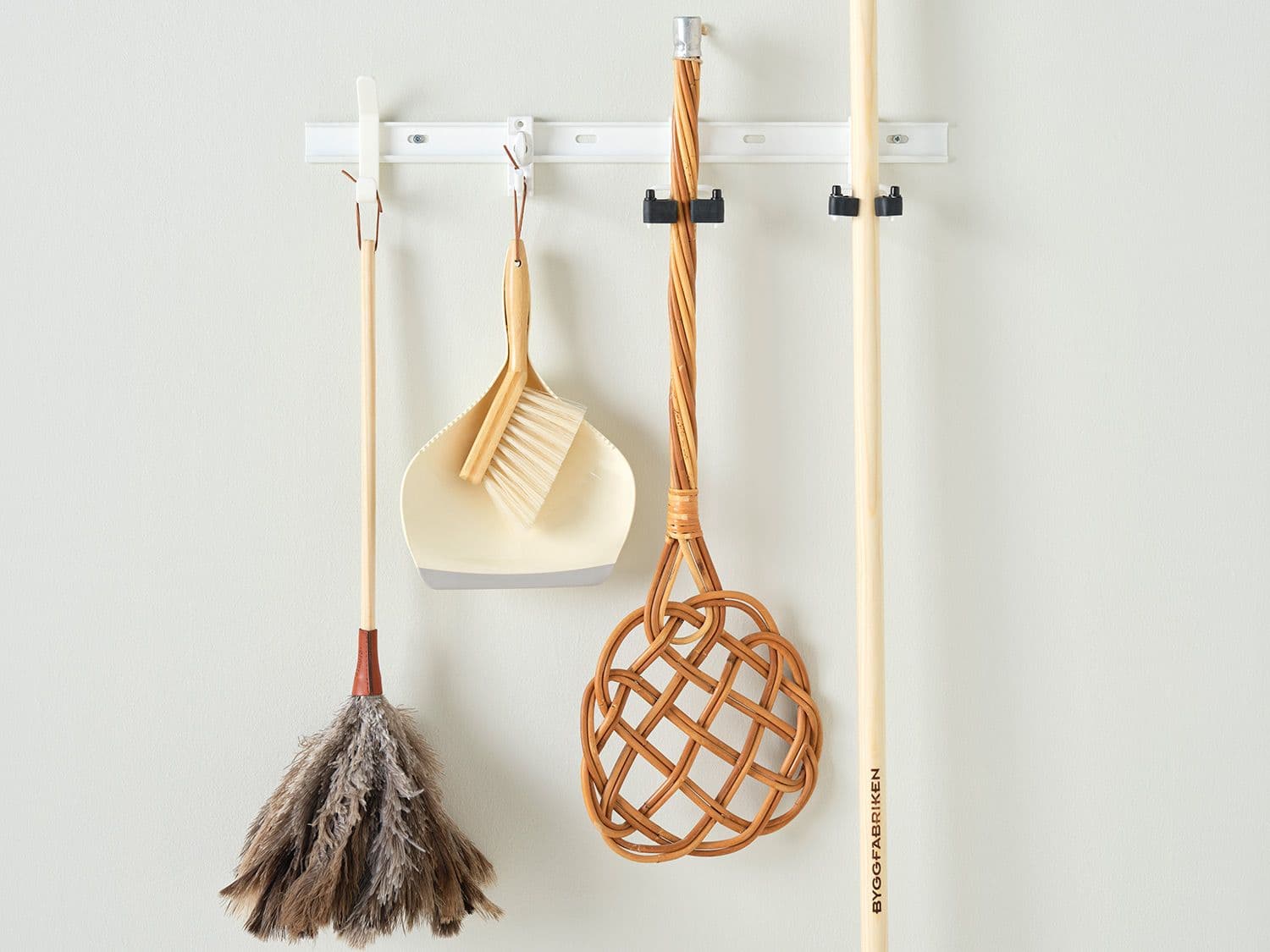 Elfa oppbevaringslist med mopper og koster