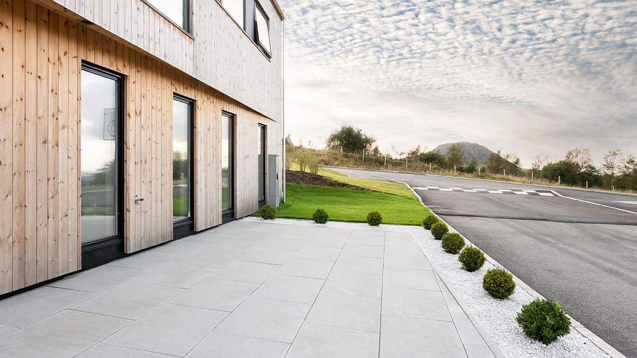 Store betongheller i innkjørsel til funkishus.