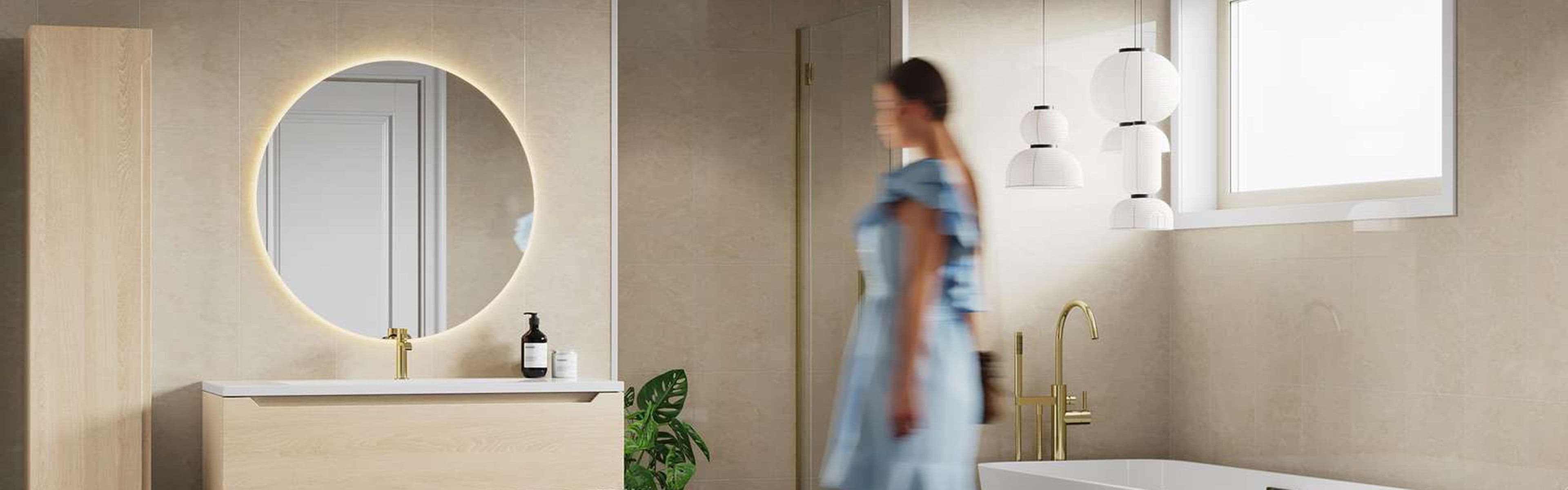 Kvinne i lyst og moderne bad med baderomsplater fra Fibo.