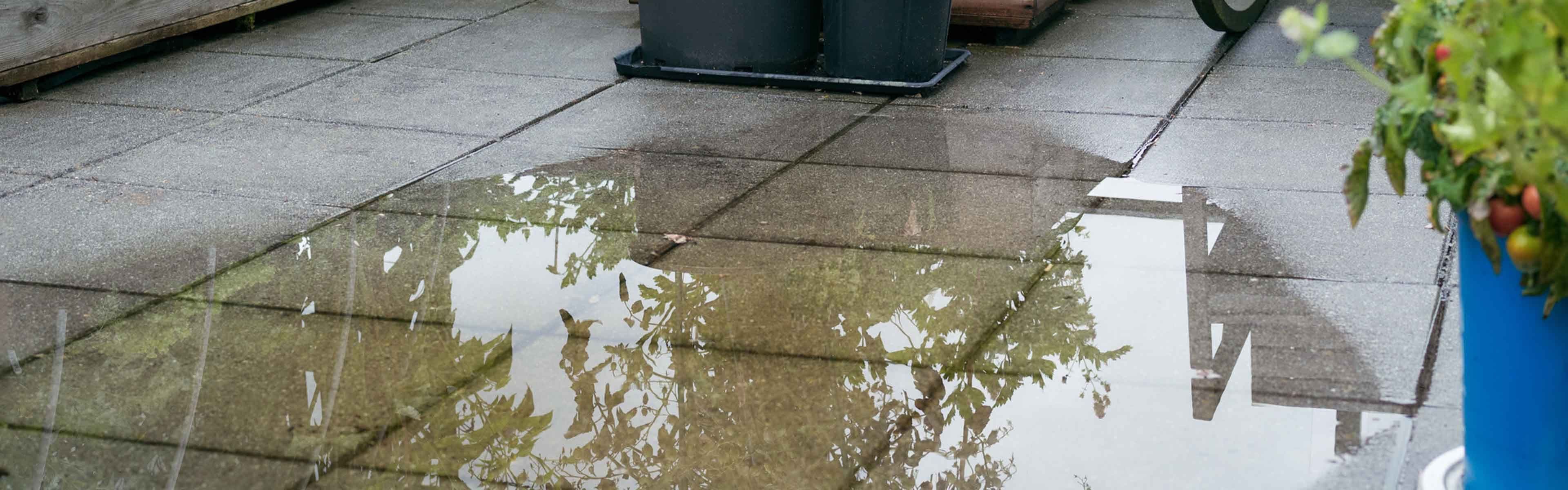 Illustrasjonsbilde av overvann i hagen på heller.