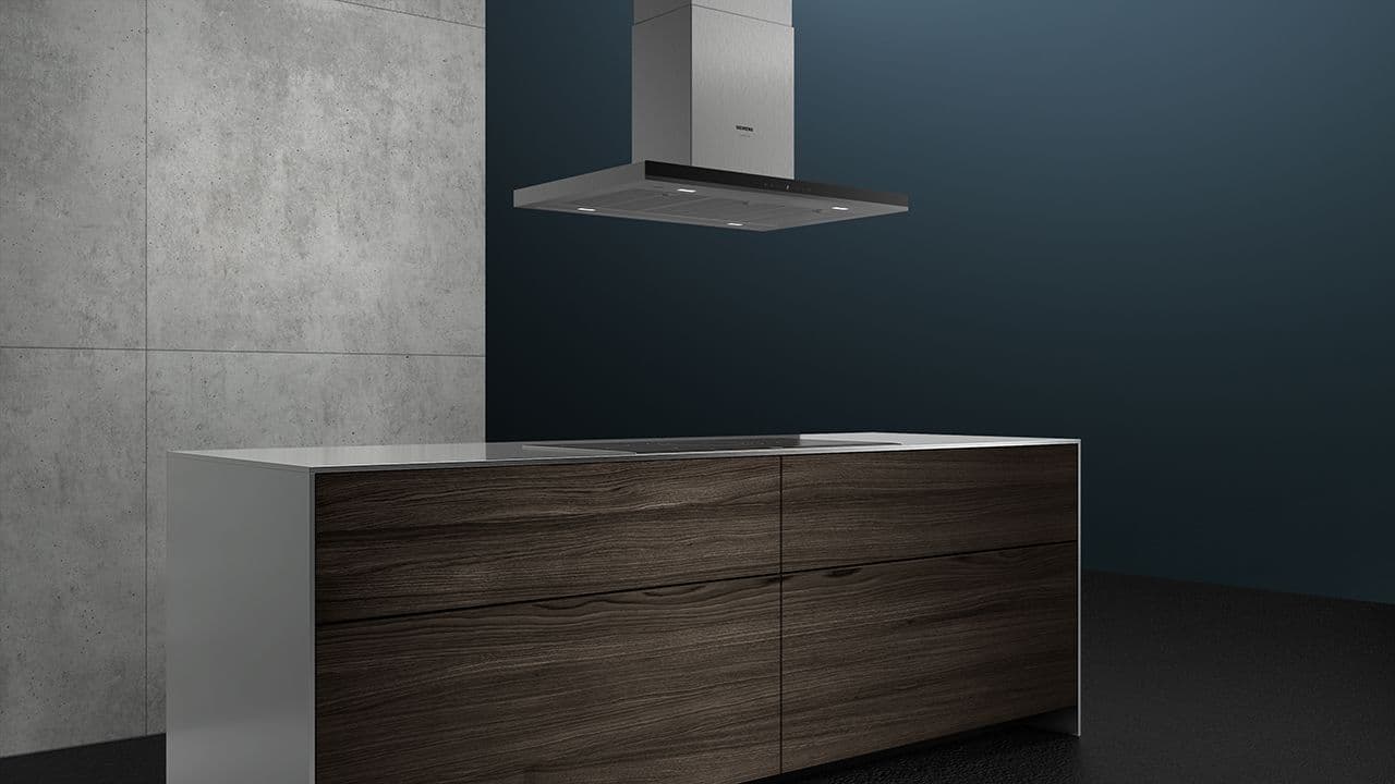 Fritthengende ventilator over kjøkkenbenk