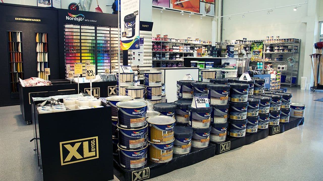 Bilde fra butikk hos XL-BYGG hvor du får både beis eller maling.