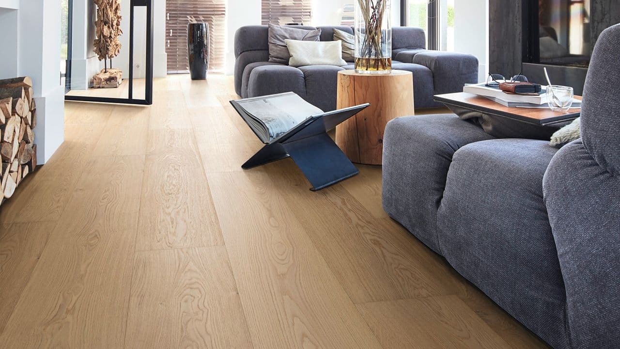 Heltre eikgulv i stue.