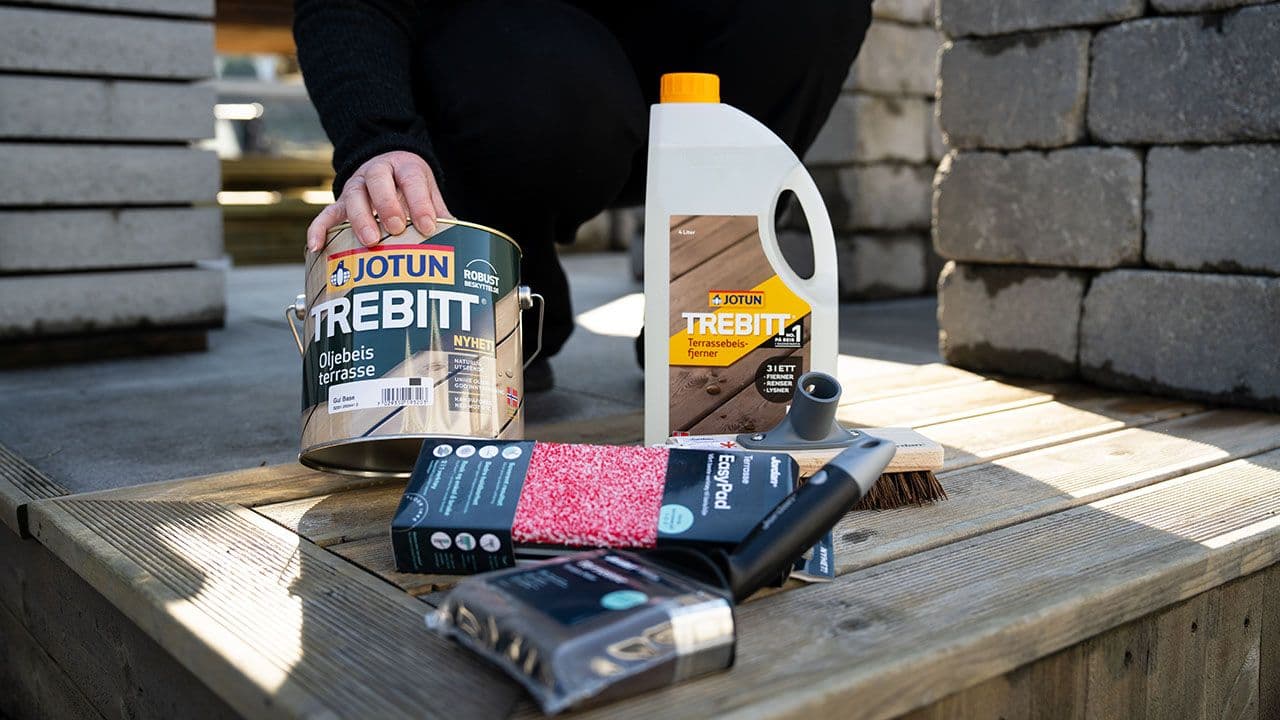 Samlebilde av produkter du trenger for å beise terrasse.