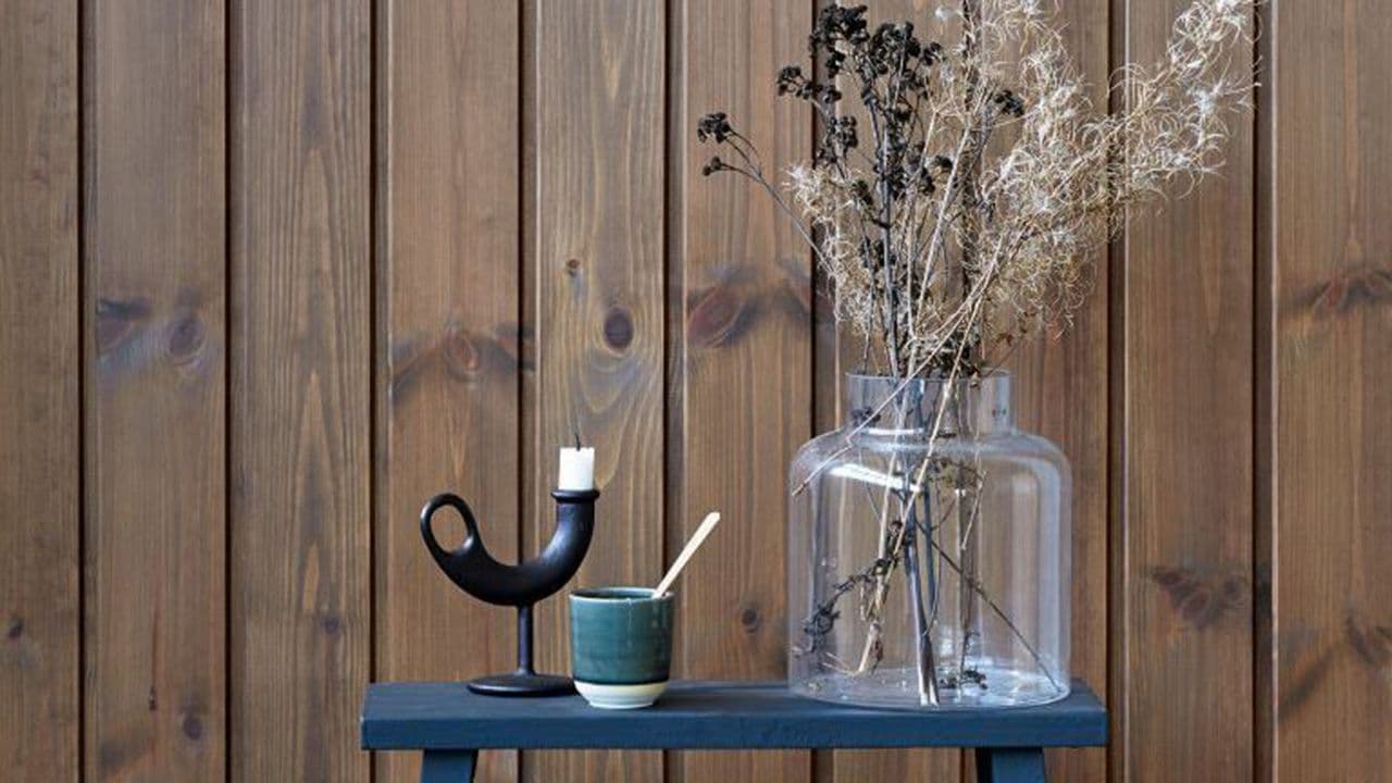 Bildet viser Jotun Panellakk 90024 Dyp brun. Dette er et godt alternativ til interiørbeis på vegger som tidligere er behandlet.