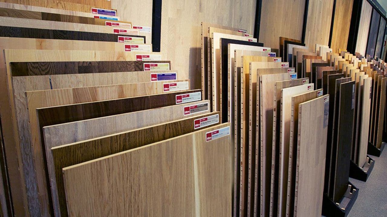 Utstilling av parkettgulv i byggevarehus.