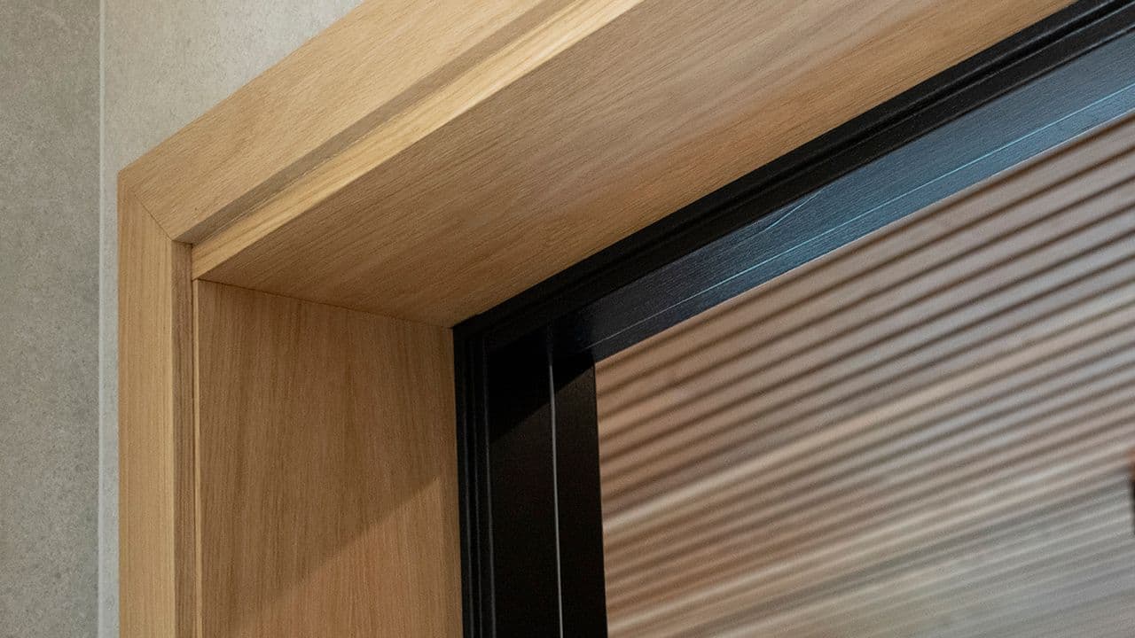 Vindu med glatte lister i eik.