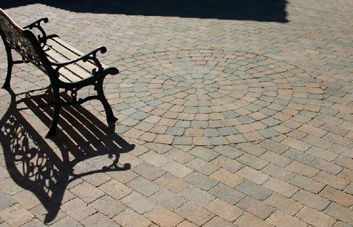 Gårdplass med belegningsstein fra Asak Miljøstein i sirkelmønster.