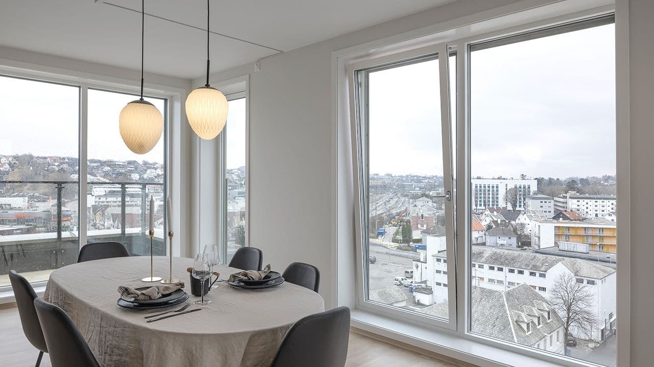 Spisestue med store vinduer som kan slås innover
