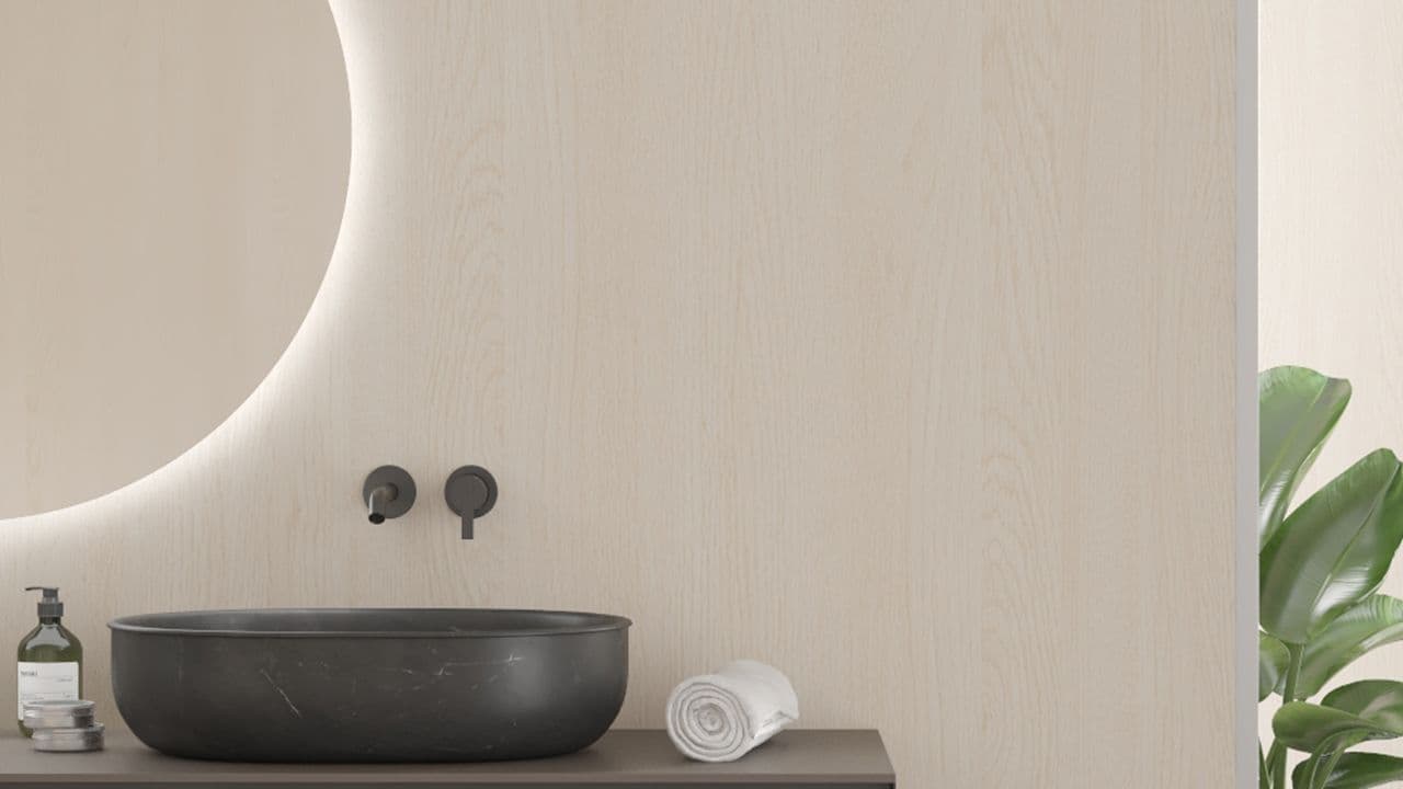 Baderomsplate i lyst tre.