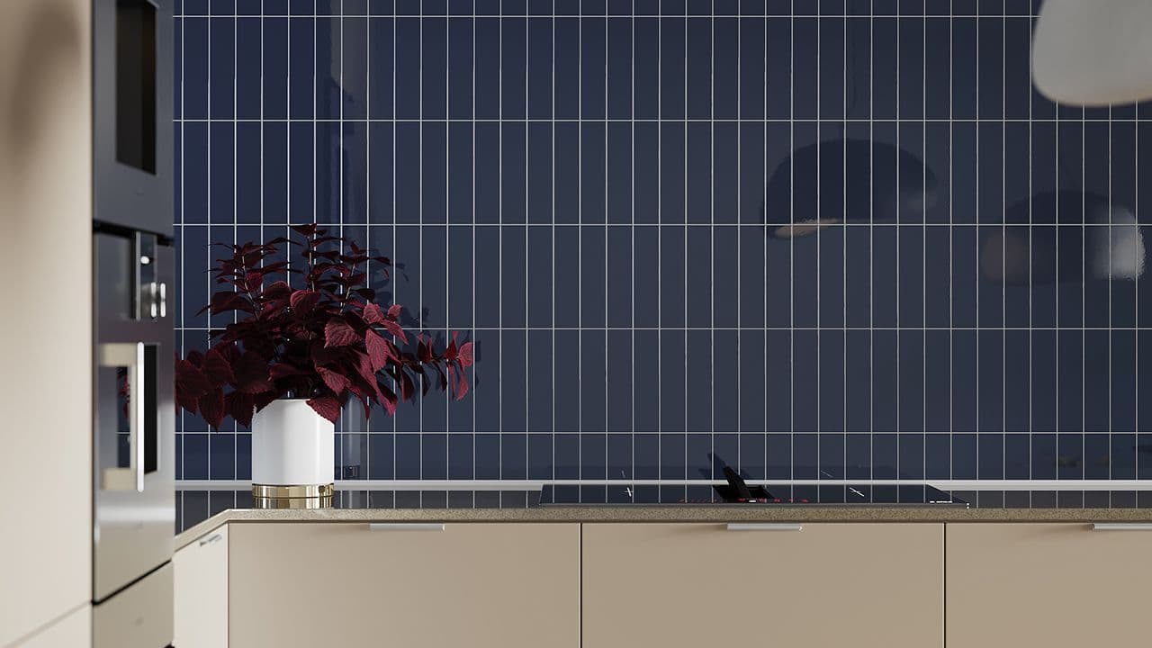 Mørkeblå veggplater med flisdesign i beige kjøkken.