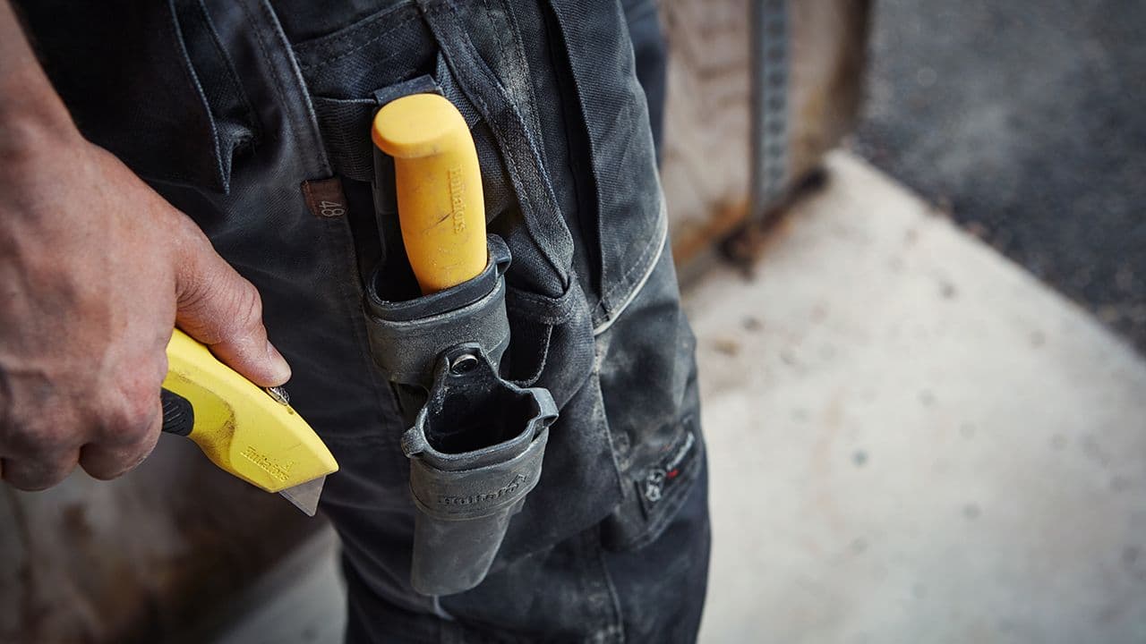 Arbeidsbukse med verktøyholdere på med verktøy i.