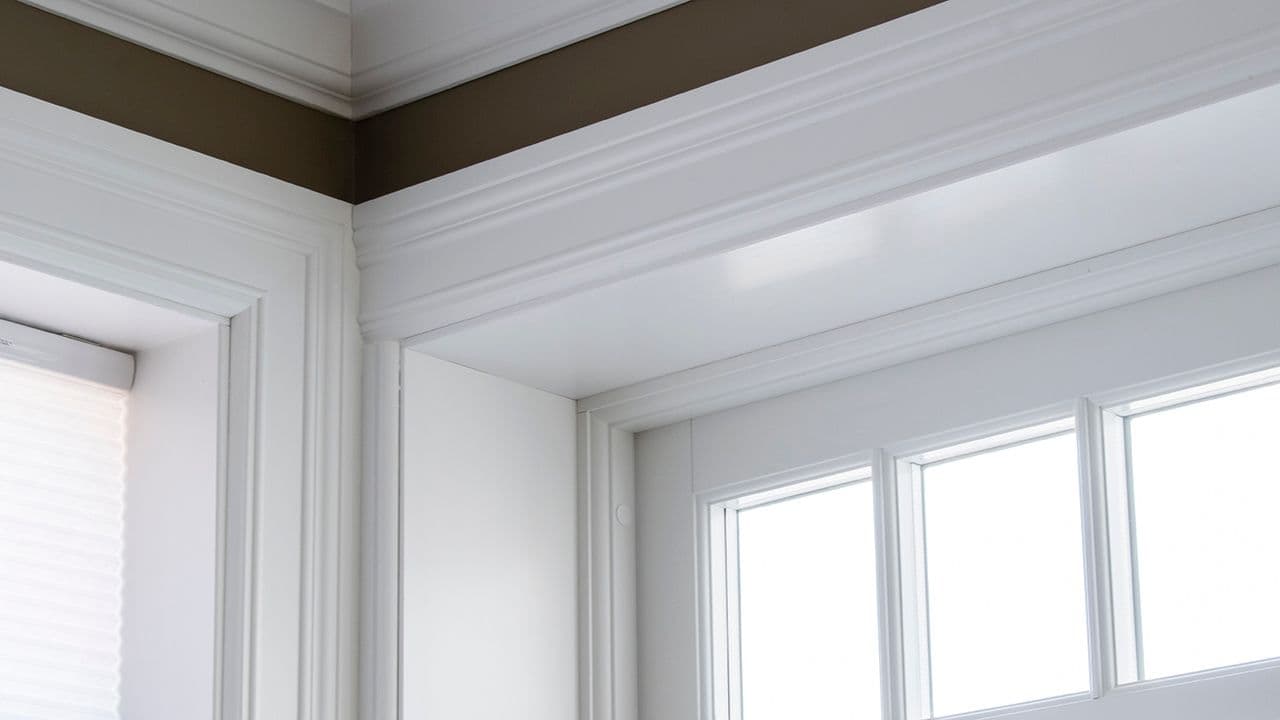 Profilerte taklister og vinduslister.