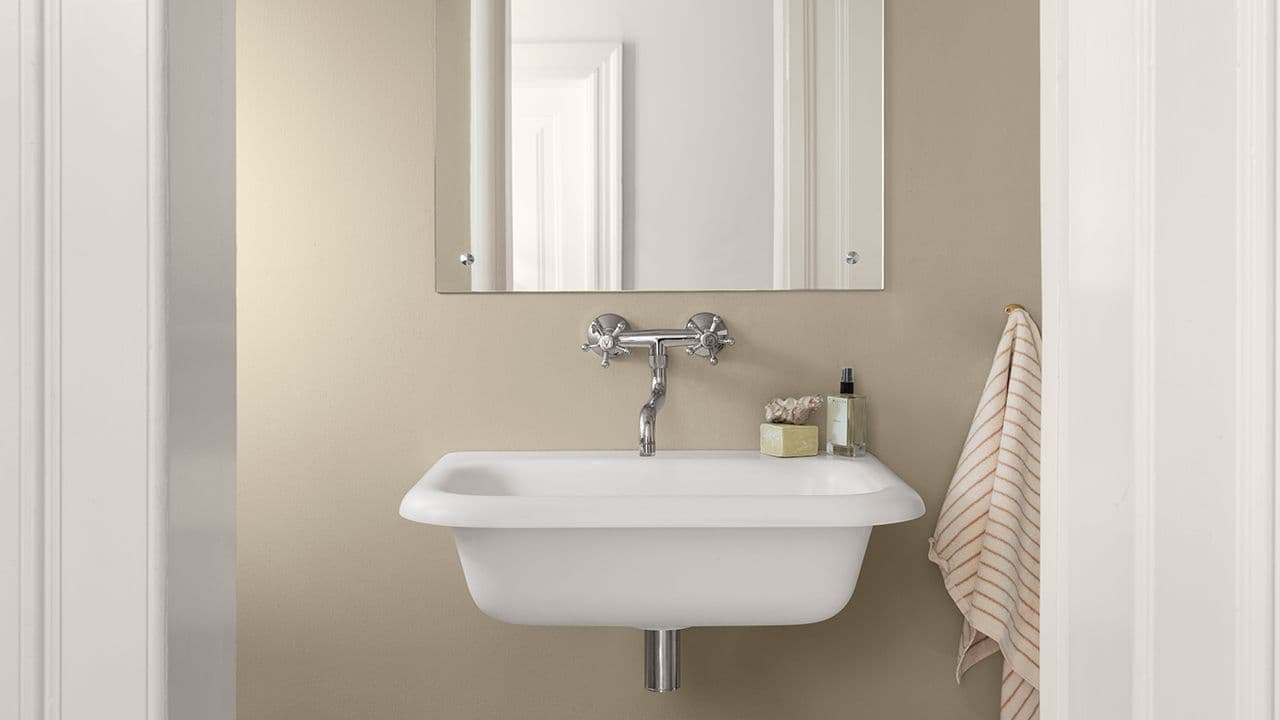 Bad malt med LADY Aqua matt våtromsmaling i fargene 1939 Sandbeige og 1624 Letthet.