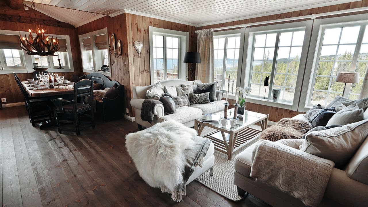 Hyttevinduer med sprosser i hjemmekoselig og rustikk hytte.