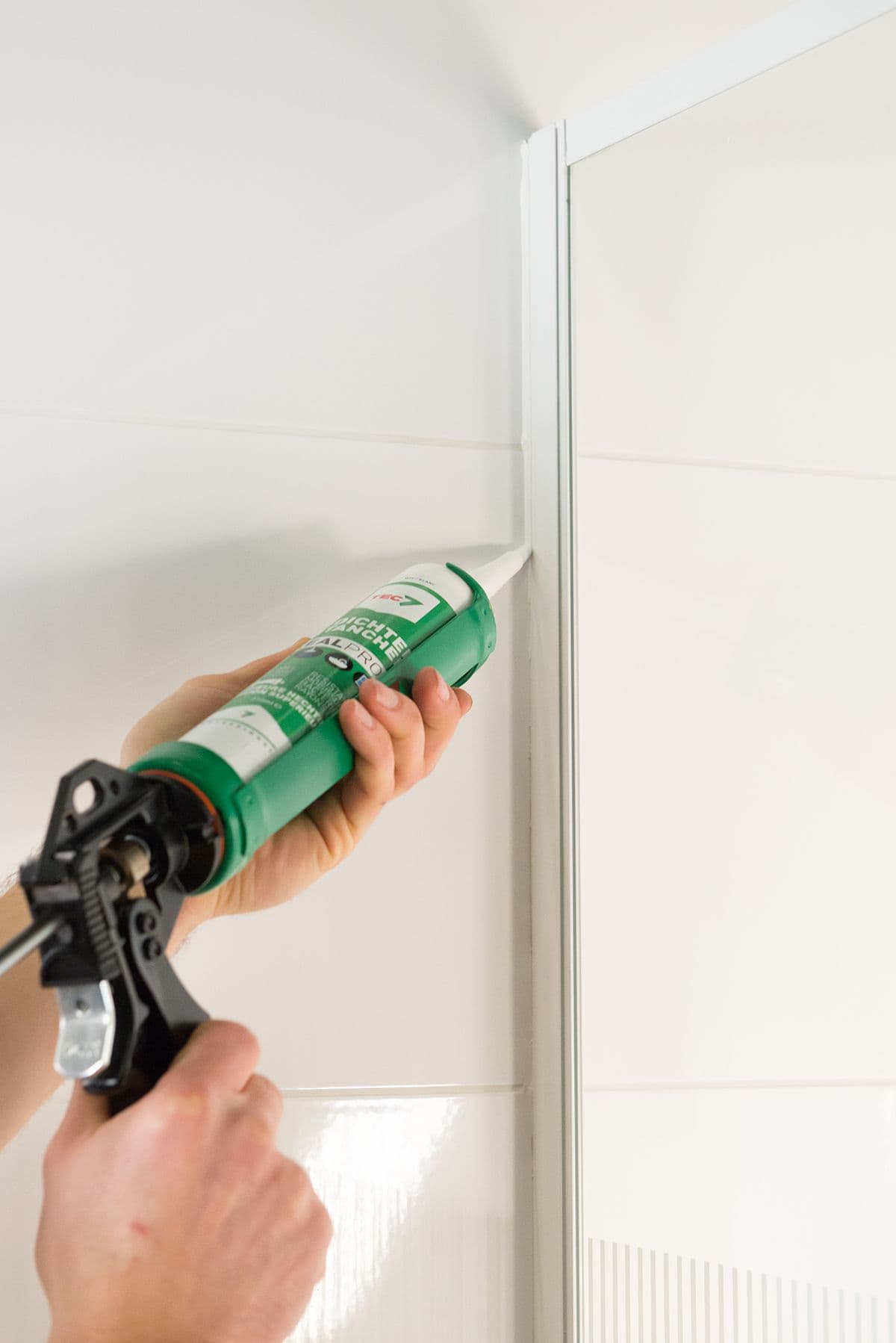 Fuging og liming av bad med Tec7 Xealpro