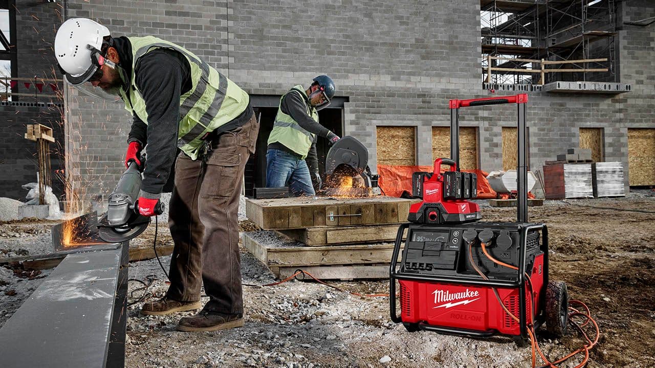 Håndverkere med el-verktøy og tilbehør til el-verktøy på byggeplass.