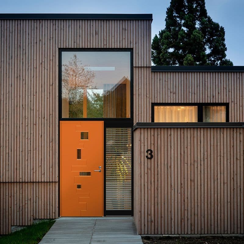 hus med oransje ytterdør