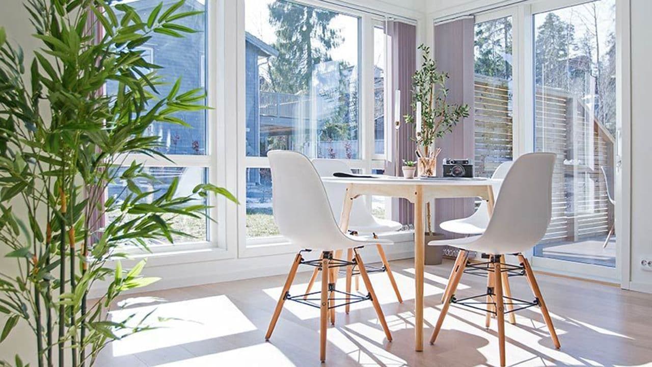 Lys og åpen skandinavisk stue med store vindusflater.