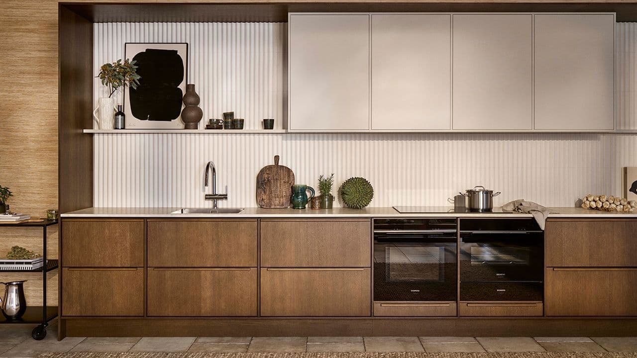 Brunt kjøkken i treverk. Kjøkkenmodell Favn og Line fra Sigdal.