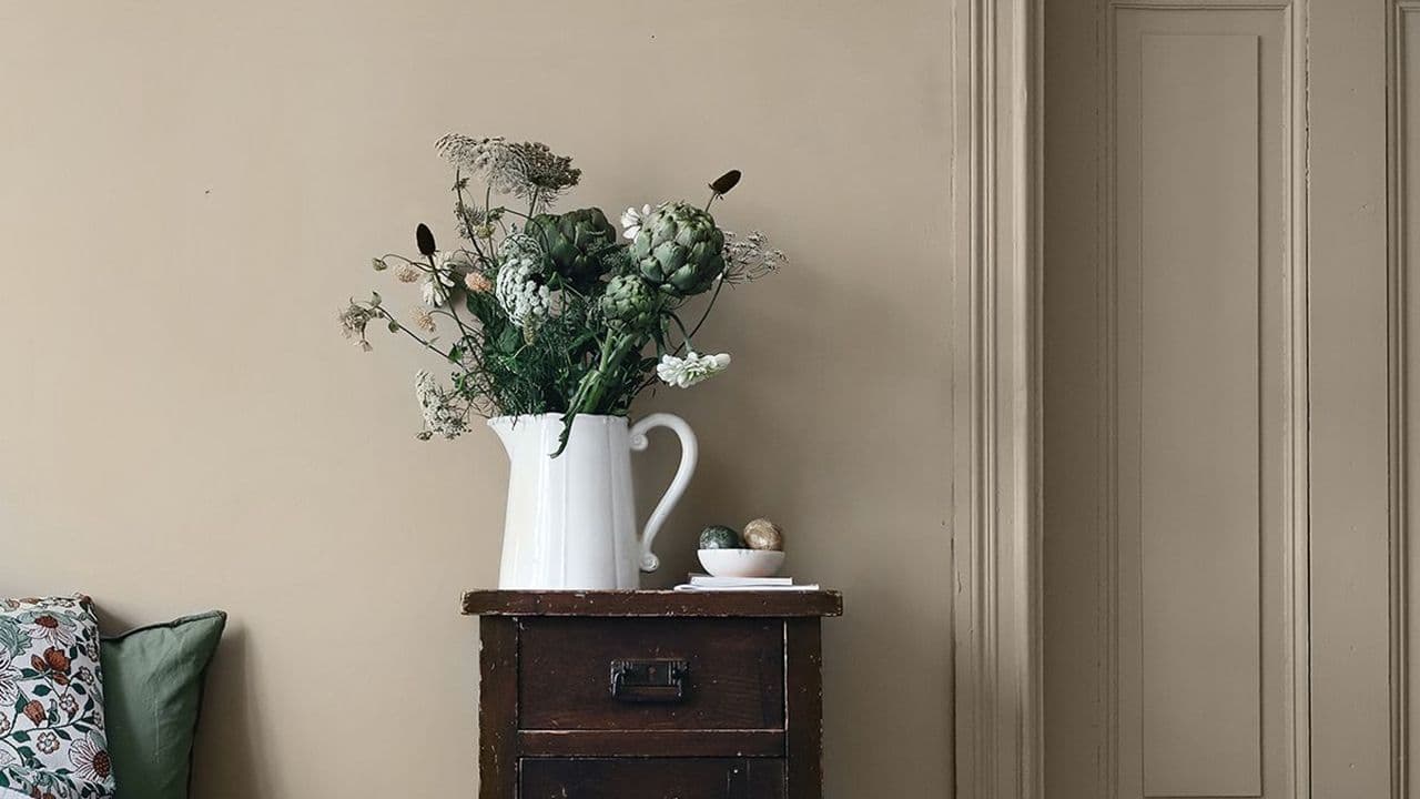 Beige rom hvor både vegger, dør og lister er malt i samme farge.