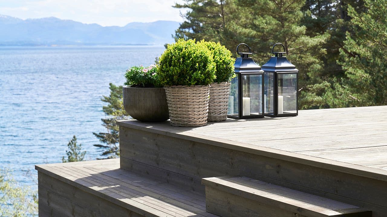 Terrasse med trapp og utsikt.