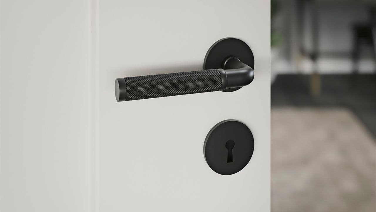 hvit dør med svart håndtak