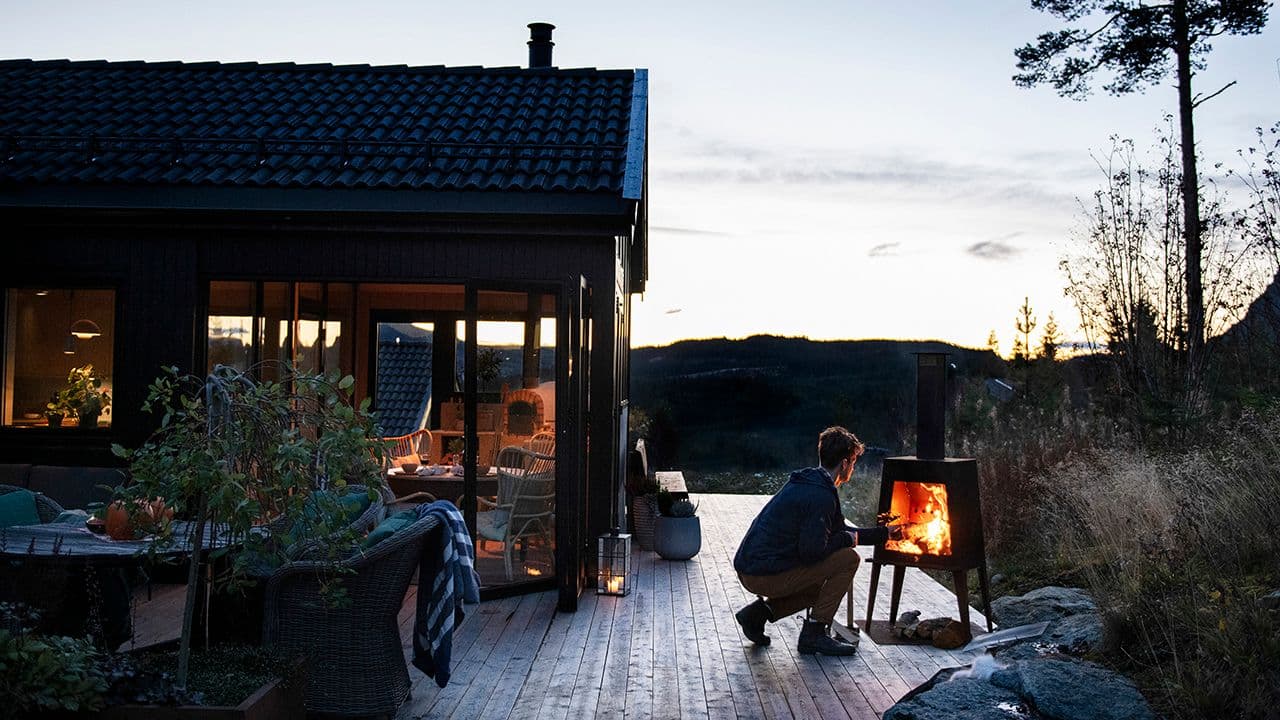 Person som fyrer i utepeis.