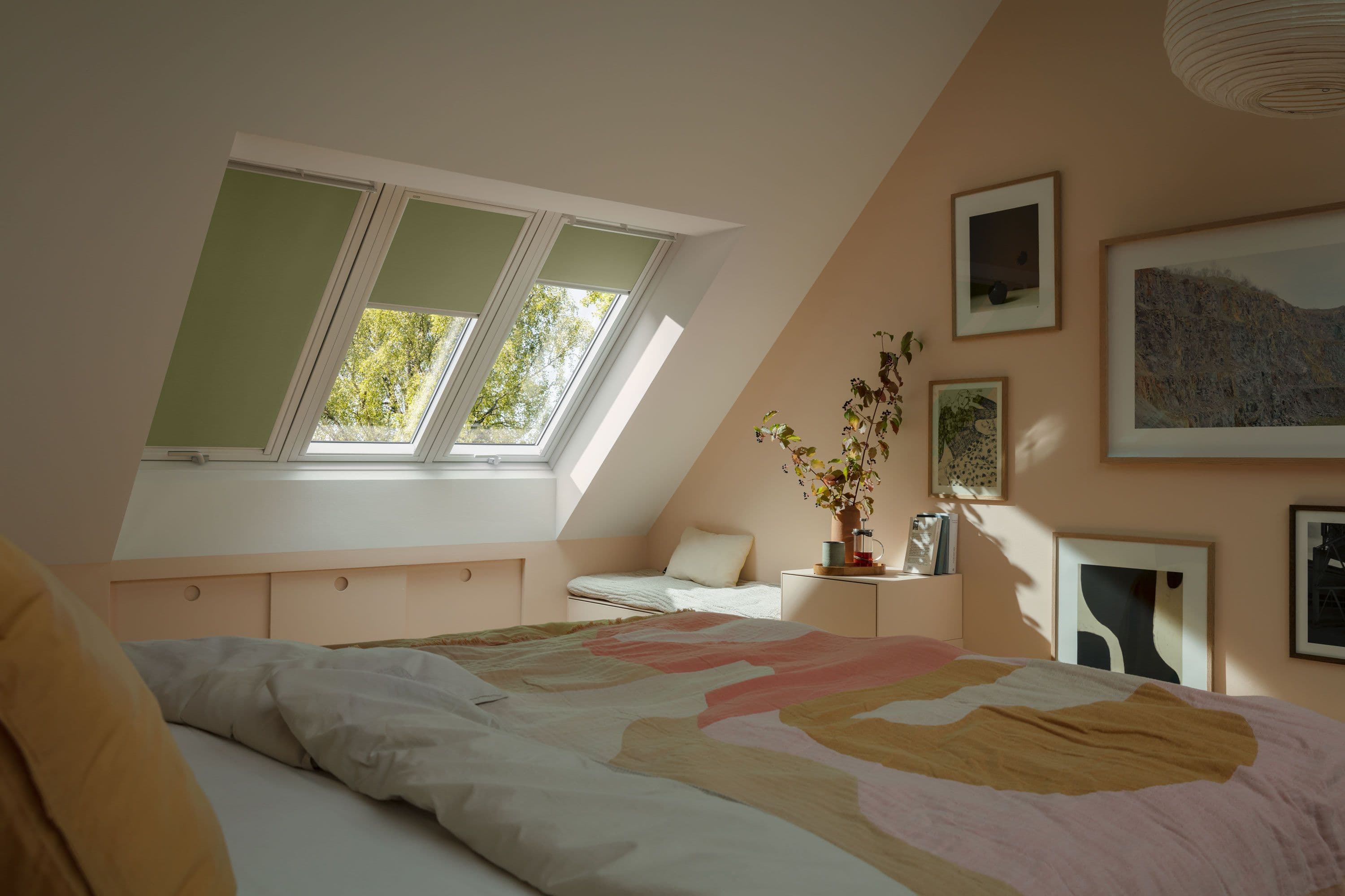 Soverom med 3 takvindu