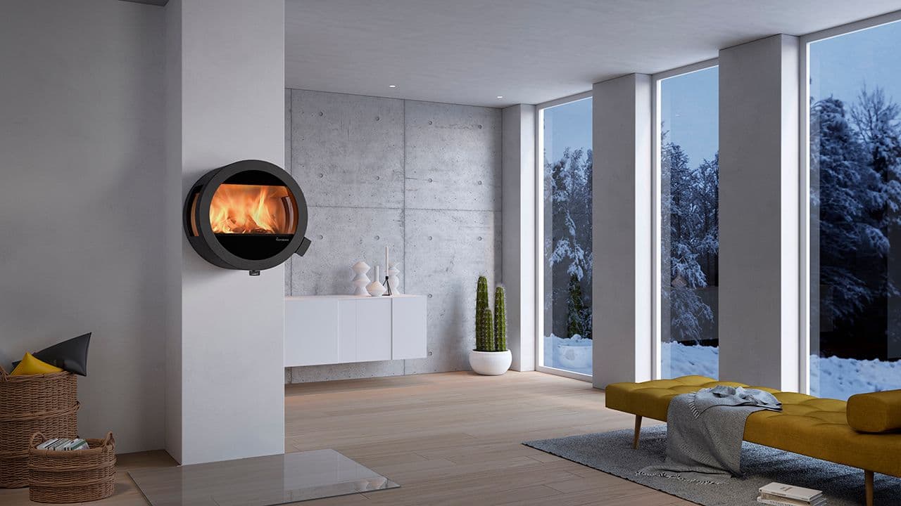 vegghengt peis i en stue