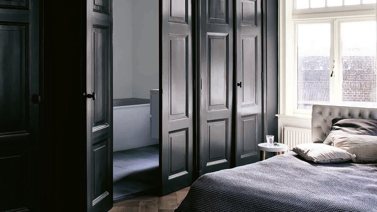 Soverom hvor dørene er malt i sort med ulik glansgrad fra veggene.