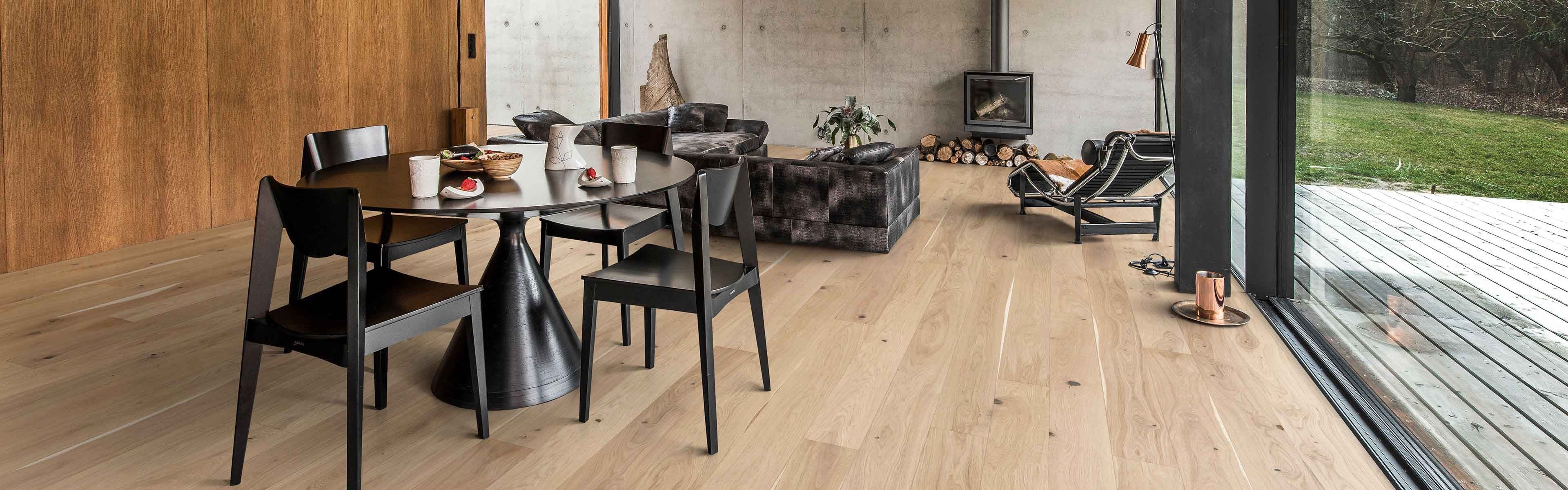 Lys stue med sorte møbler og Kährs parkett.