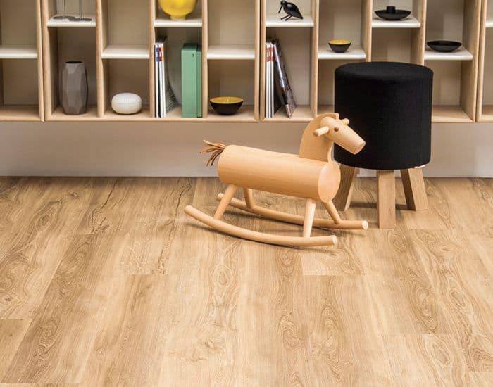 stue med korkgulv og en gyngehest i tre