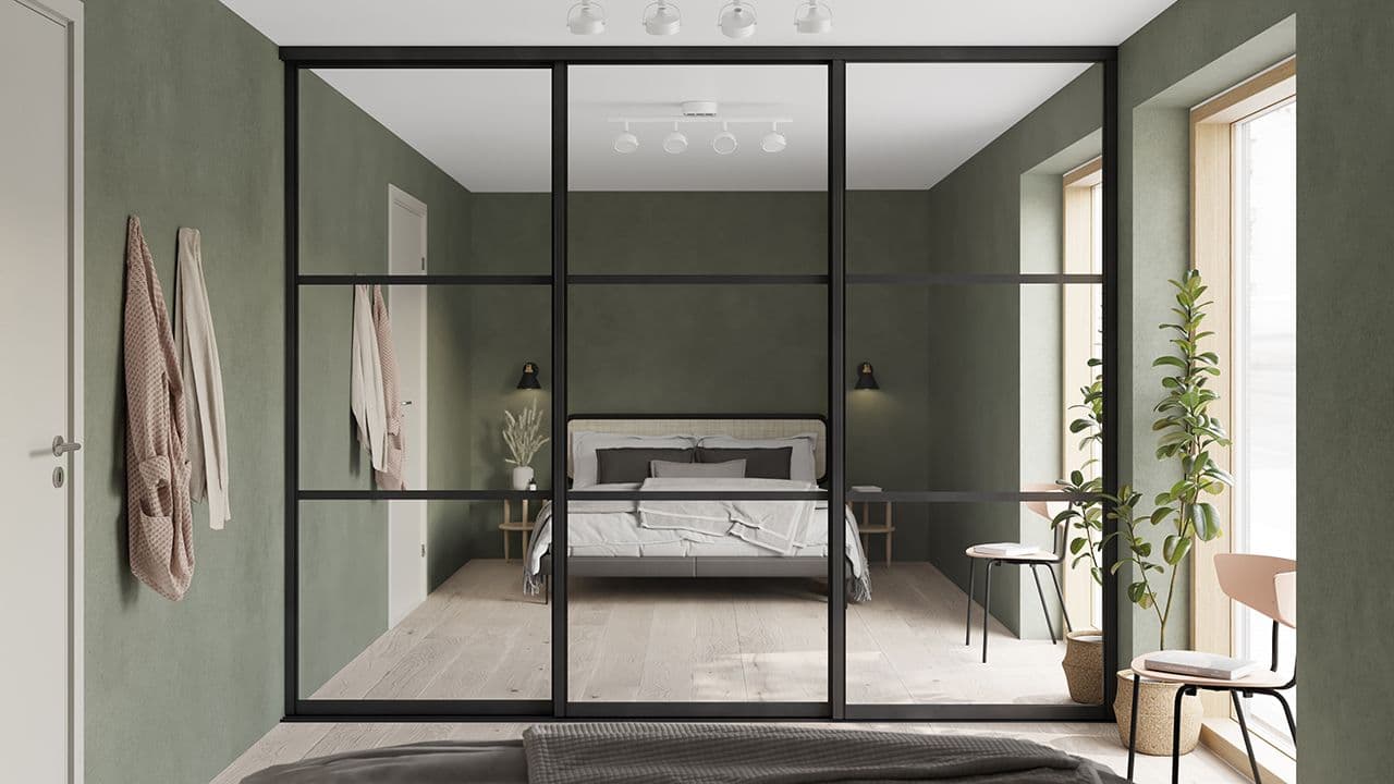 Soverom med garderobe med speildører.