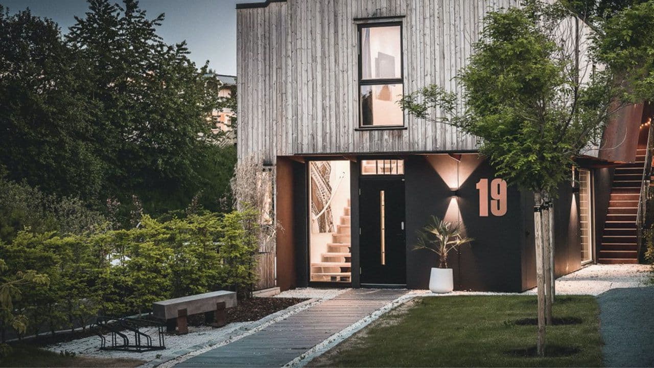 Moderne hus med svart ytterdør med glassfelt.