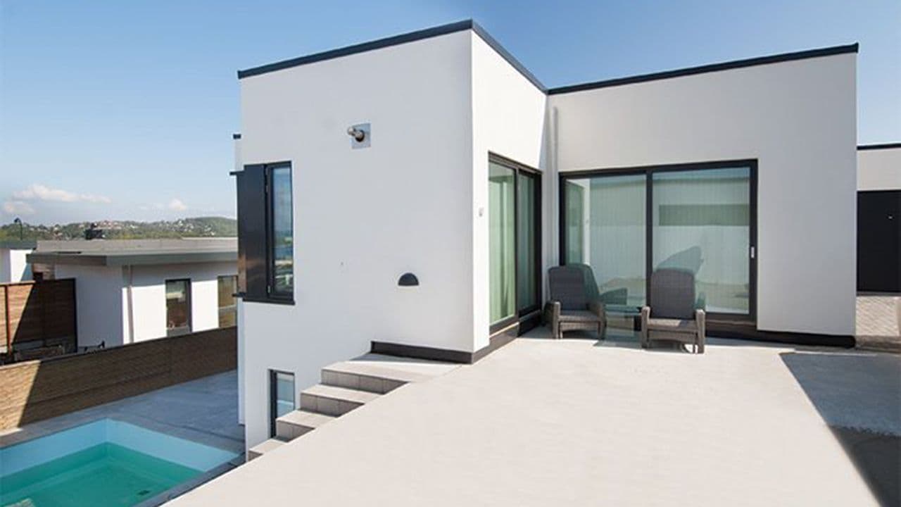 Hus med tre/alu-vinduer for enkelt vedlikehold av vinduer.