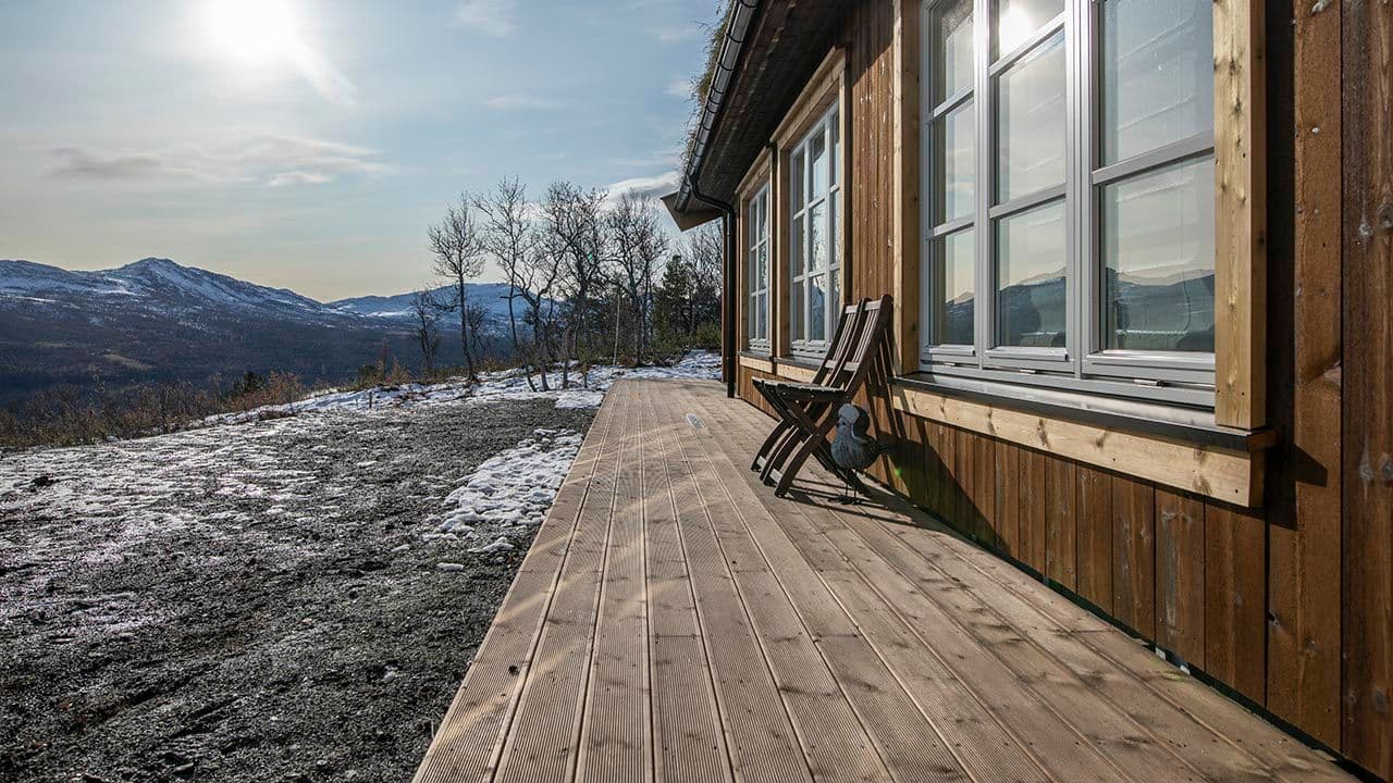 Terrasse med CU-impregnert terrassebord utenfor hytte.