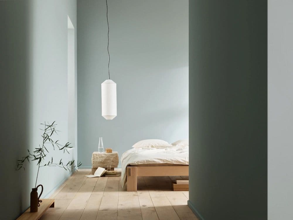 Soverom med dempede blågrønne toner, som Jotun 6378 Iconic.